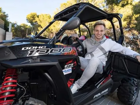 Rakitic hóa 'quái xế' xe điện lấy tinh thần đá Siêu kinh điển