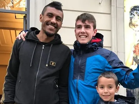 Paulinho cười tẹt ga khi shopping đón giáng sinh