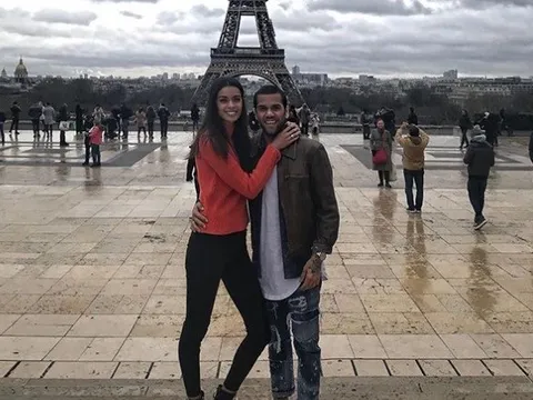 Dani Alves khoe ảnh tình tứ bên vợ dưới tháp Eiffel