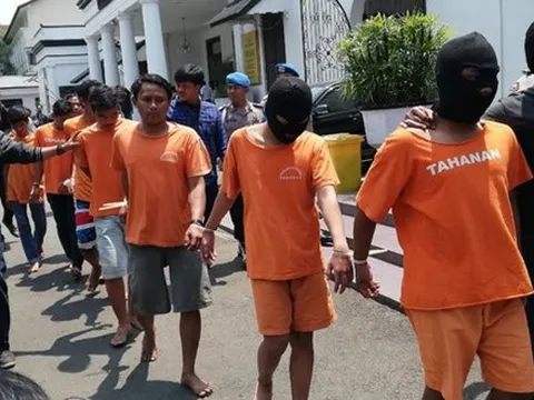 CLB Indonesia bị treo sân 2 năm vì CĐV đánh chết người
