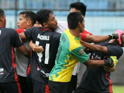 Indonesia: Cầu thủ đánh nhau như giang hồ hỗn chiến
