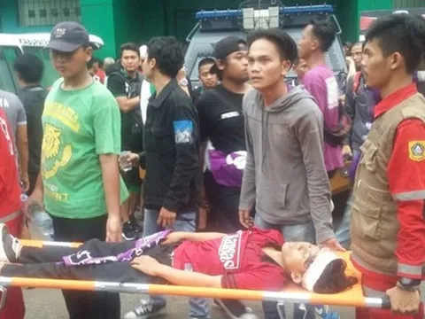 CĐV Indonesia thiệt mạng khi bạo lực leo thang ở giải hạng 2