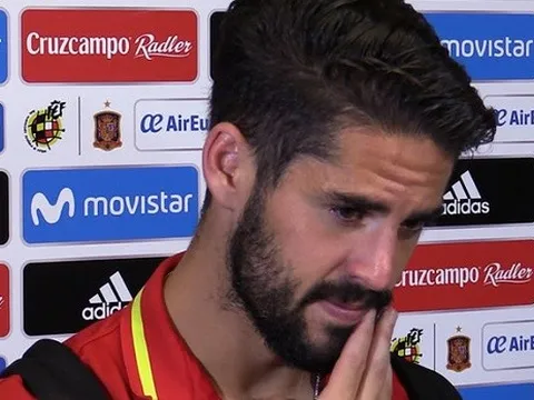 Isco: Thật đáng xấu hổ khi đưa chính trị vào bóng đá