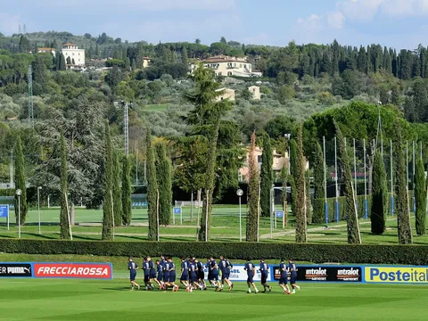 Italia tập luyện dưới quang cảnh tuyệt đẹp, quyết bám đuổi Tây Ban Nha