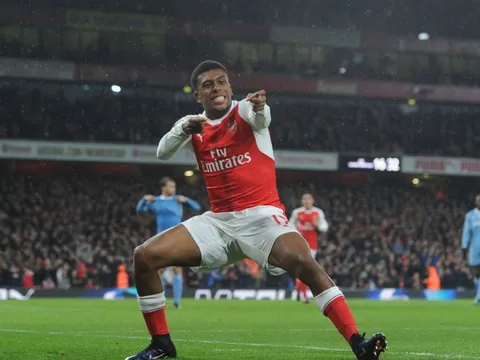 Iwobi xứng đáng chiếm được suất đá chính của Ozil?