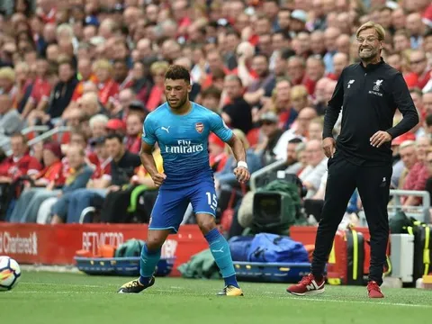 Jamie Carragher xúi Sanchez và Chamberlain rời Arsenal
