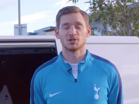 Jan Vertonghen khiến fan nhí bất ngờ với món quà Giáng Sinh đặc biệt