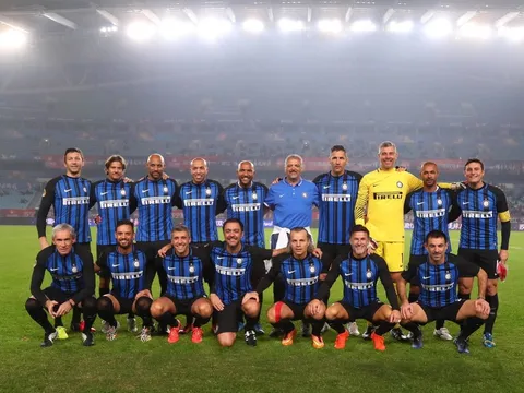Javier Zanetti trẻ trung như 'nam thần' giữa những ông bạn già