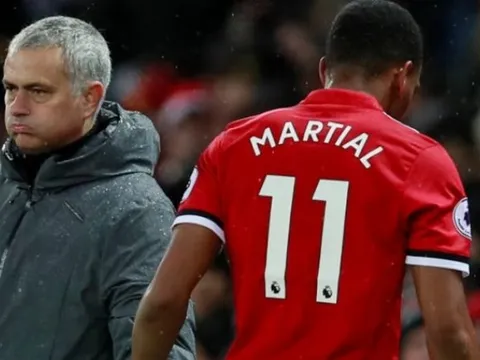 Tiếp tục tỏa sáng, Martial vẫn bị Mourinho 'nắn gân'