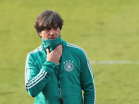 Joachim Low hóa 'ninja' trên sân tập Cỗ xe tăng