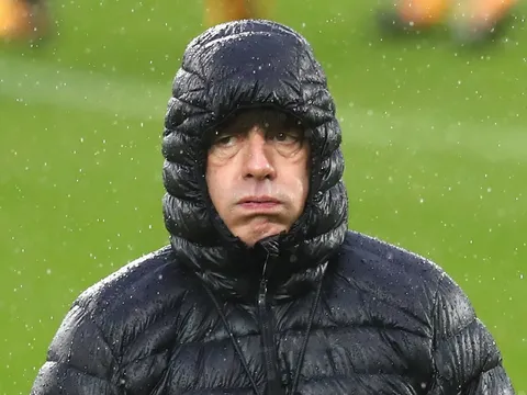 Joachim Low nhăn mặt bởi cơn mưa nặng hạt tại Belfast