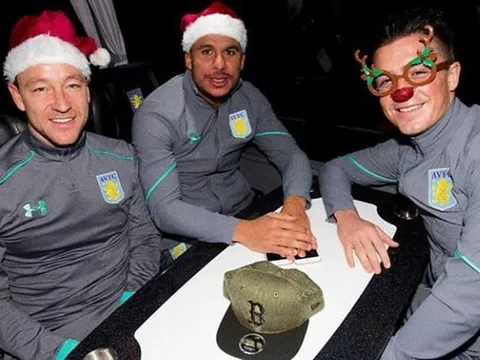 John Terry hóa ông già Noel đi phát quà Giáng sinh