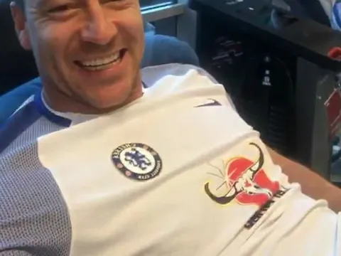 John Terry hớn hở khi trở lại Chelsea điều trị chấn thương
