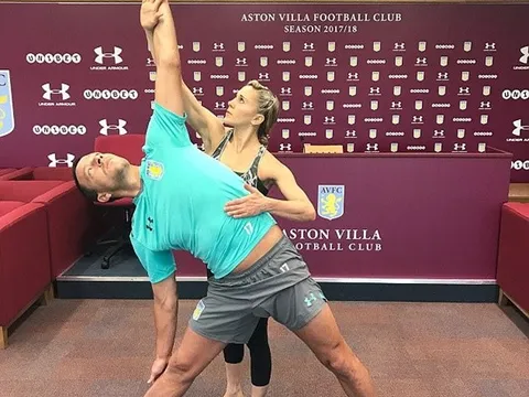 John Terry tập yoga ngay giữa phòng họp báo