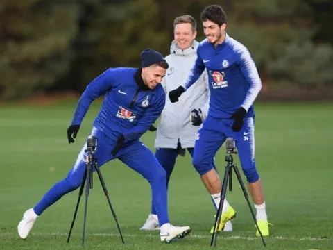 Jorginho báo tin vui cho NHM Chelsea trên sân tập