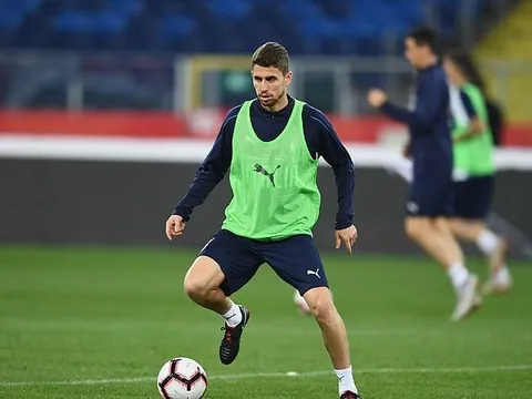 Jorginho thể hiện khả năng điêu luyện trên sân tập Italia