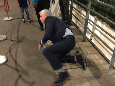 Cận cảnh tai nạn 'dở khóc dở cười' của HLV Jose Mourinho
