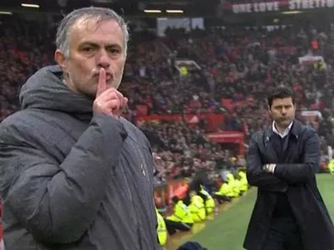 Jose Mourinho lý giải hành động 'im mồm' khi hạ Tottenham