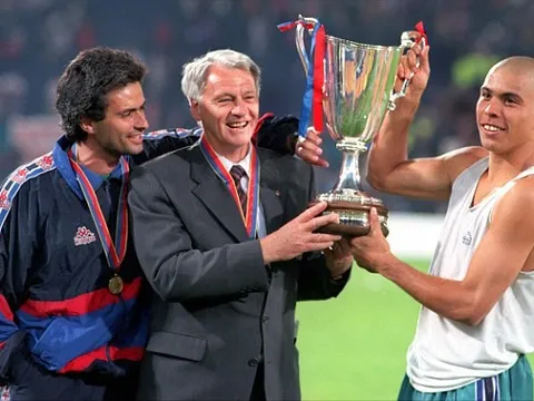Jose Mourinho, từ thông dịch viên đến người kế thừa hoàn hảo của Van Gaal và Bobby Robson