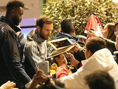 Juan Mata bị NHM vây kín trên đường đến khách sạn Lowry Hotel