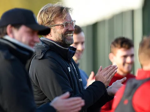 Jurgen Klopp cười tẹt ga trên sân tập như chưa từng nhập viện