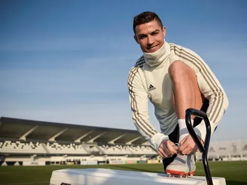 Mặc kệ Real sắp thiết lập kỷ lục lịch sử, Ronaldo vui vẻ trên sân tập Juventus