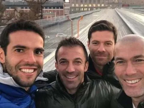 Kaka đăng tấm ảnh selfie "đắt" nhất làng túc cầu