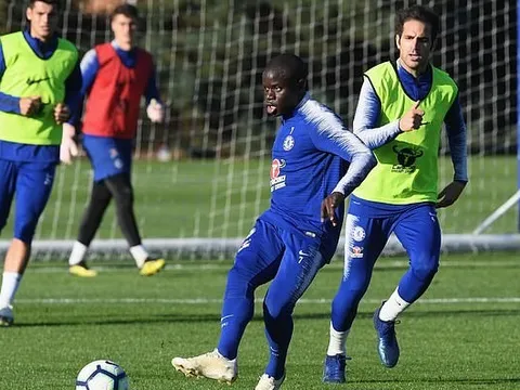 Kante lườm mắt đầy "chết chóc" trước đại chiến Man Utd