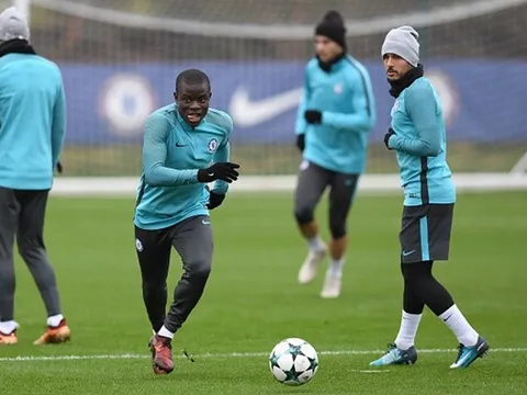 Kante một mình "cân team" trong buổi tập mới của Chelsea