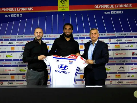 'Kẻ du mục' của Man City rạng rỡ ra mắt CLB mới