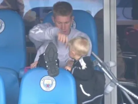 De Bruyne nóng tính 'xua đuổi' con trai ngay trên khán đài Etihad