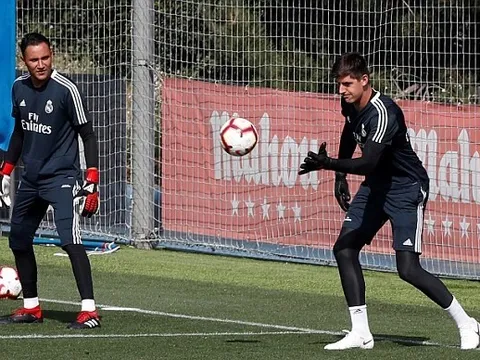 Keylor Navas ngơ ngác nhìn Courtois bay lượn như chim