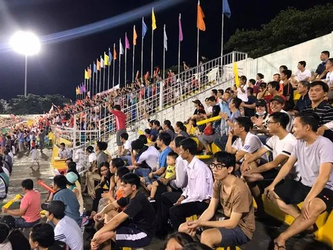 Oan cho Công Vinh, sân Thống Nhất không thu tiền nhà vệ sinh
