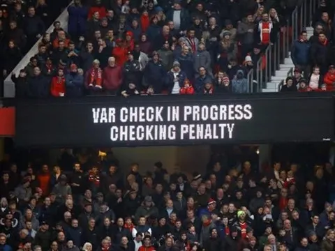 Khán giả Old Trafford bực bội vì VAR