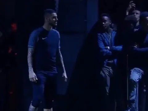 Khi các chân sút hàng đầu thế giới thử ghi bàn trong bóng tối