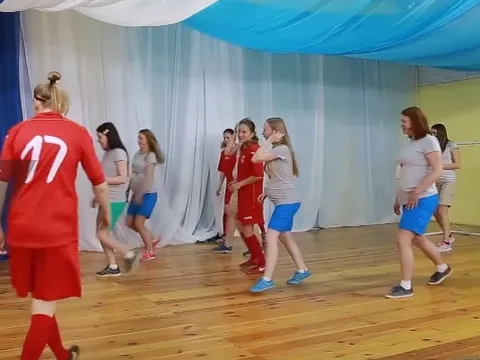 Khi các mẹ bầu rủ nhau chơi bóng