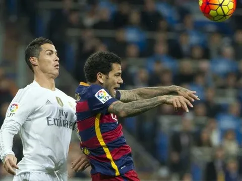 Khi Dani Alves làm Ronaldo bẽ mặt trên sân