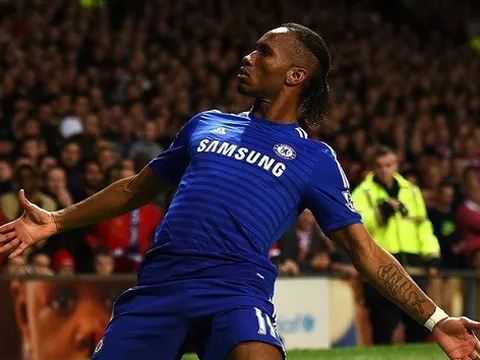 Khi Drogba hóa thành nghệ sĩ trước chấm đá phạt
