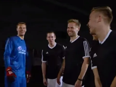 Khi Manuel Neuer trở thành bia tập bắn cho người khác