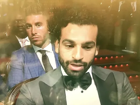 Khó chịu ra mặt, Mohamed Salah chưa quên mối thù bị Ramos triệt hạ