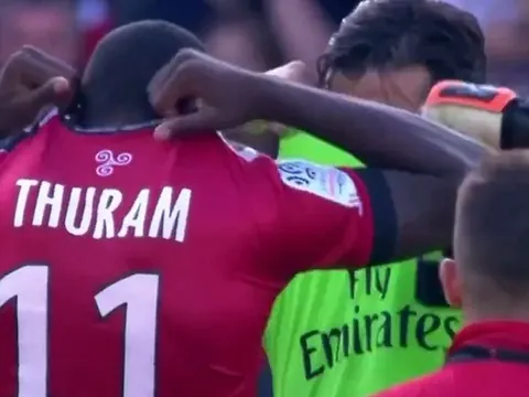 KHÓ TIN: Buffon đổi áo và hôn lên trán con trai đồng đội cũ