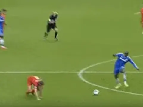 Khoảnh khắc 'ác mộng' của fan Liverpool khi đối đầu với Chelsea