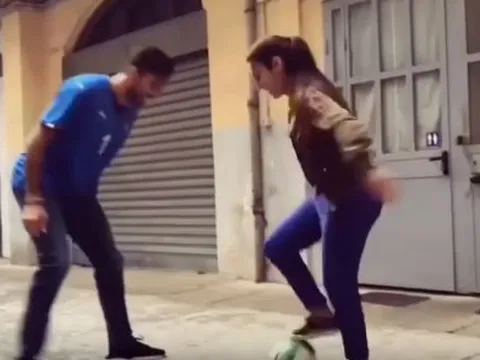 Khoảnh khắc Buffon bị một cô gái 'xỏ háng' ngay giữa phố