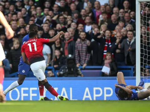 Khoảnh khắc tung chân 'chốt hạ' Chelsea, Martial có hành động bất ngờ