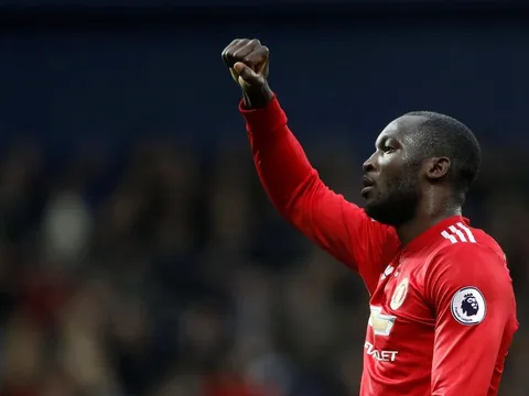Không ăn mừng, Lukaku bị chỉ trích
