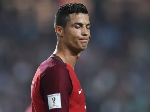 Không bắt kịp Lewandowski, Ronaldo buồn trong ngày vui của BĐN