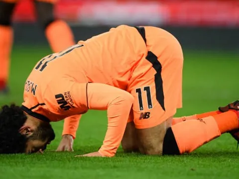 Không đá chính, Salah vẫn lập cú đúp vào lưới Stoke