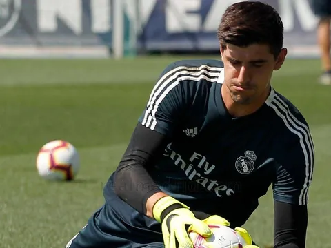 Không được trọng dụng, Courtois buồn rười rượi trên sân tập