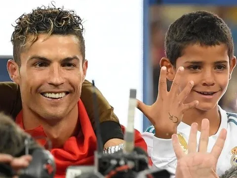 Không kém cha, Ronaldo Jr liên tiếp 'huỷ diệt' đối thủ với 2 bàn thắng