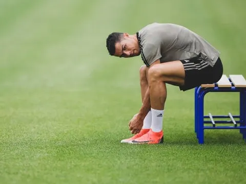Không lên tuyển, Ronaldo chọn ai làm "cạ cứng" trên sân tập Juve?
